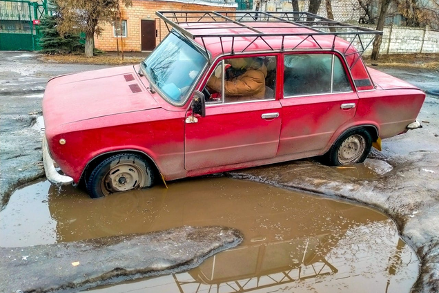 Блогер показав якість доріг у Луганську: 'танки НАТО не пройдуть'