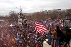 Толпа перед зданием Конгресса