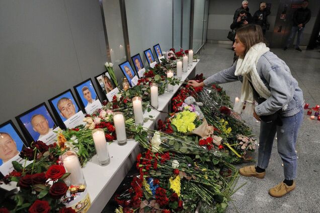 Порошенко почтил жертв катастрофы самолета МАУ и назвал делом чести установление виновных