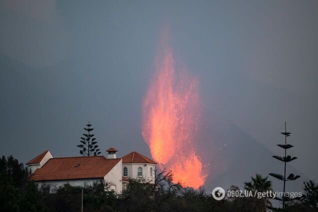 На Канарських островах через виверження вулкана гори попелу покрили вулиці. Відео