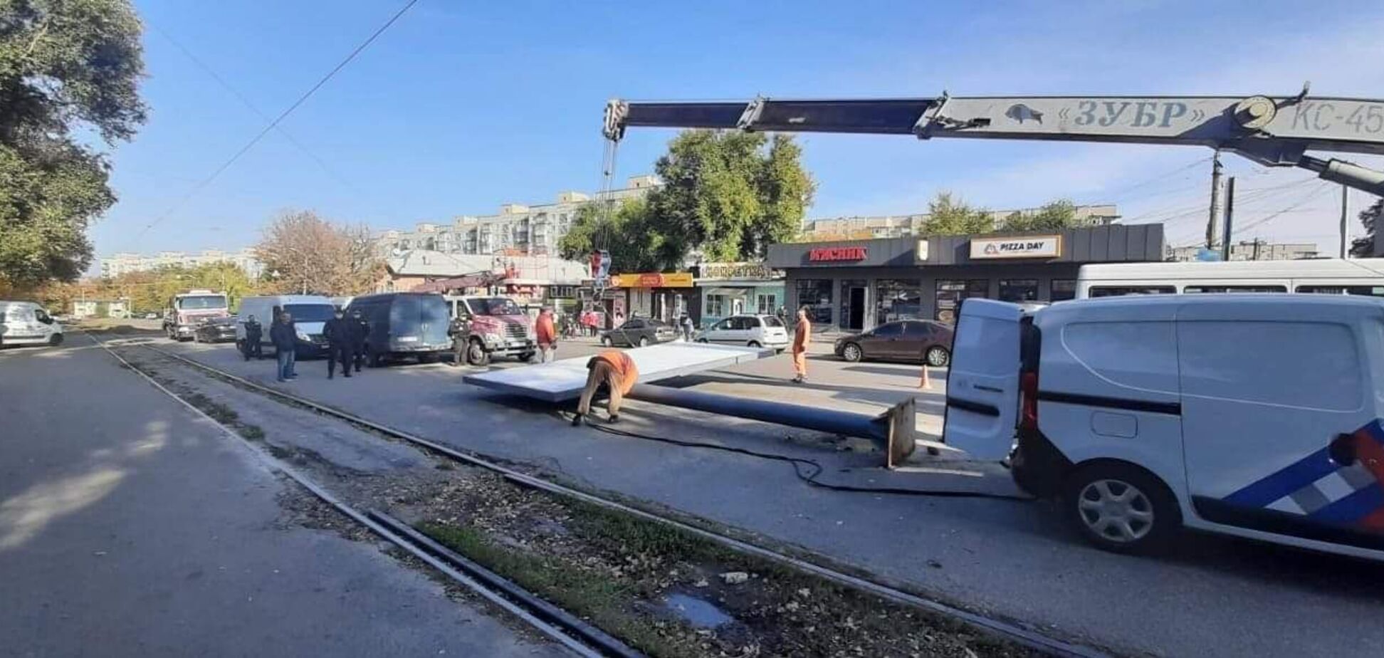 У Дніпрі триває демонтаж ще майже 150 незаконних рекламних конструкцій, – Філатов