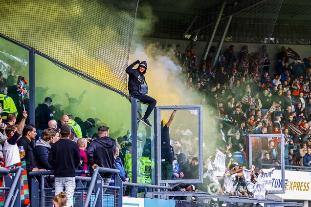 Трибуна с фанатами упала в Нидерландах