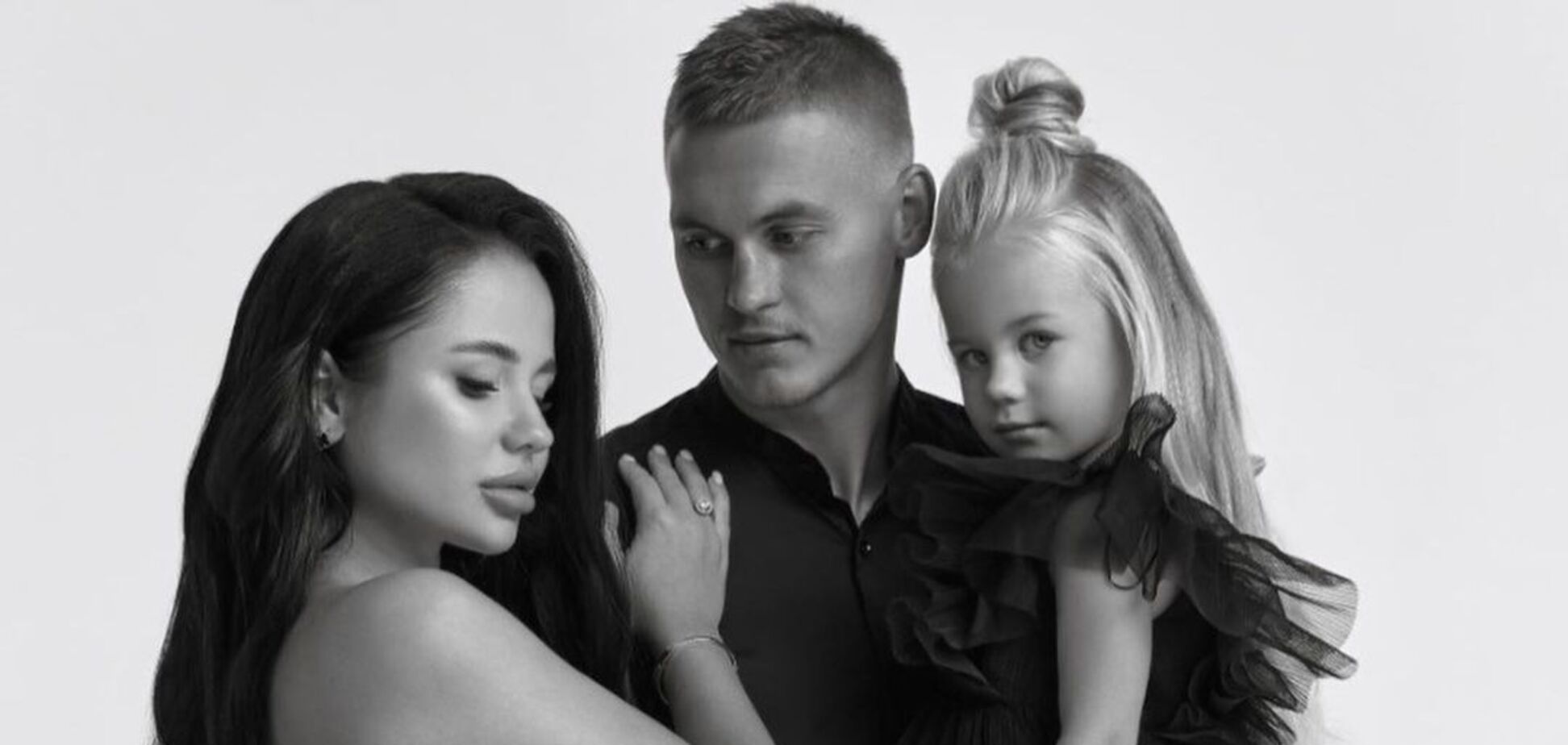 Вагітна дружина лідера 'Динамо' знялася з дочкою в однакових нарядах