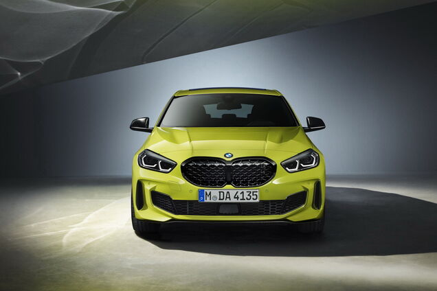 Хэтчбеку BMW M135i добавили 'огня'