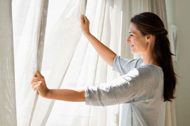 Навіщо обприскувати штори лаком для волосся: несподівано корисний лайфхак