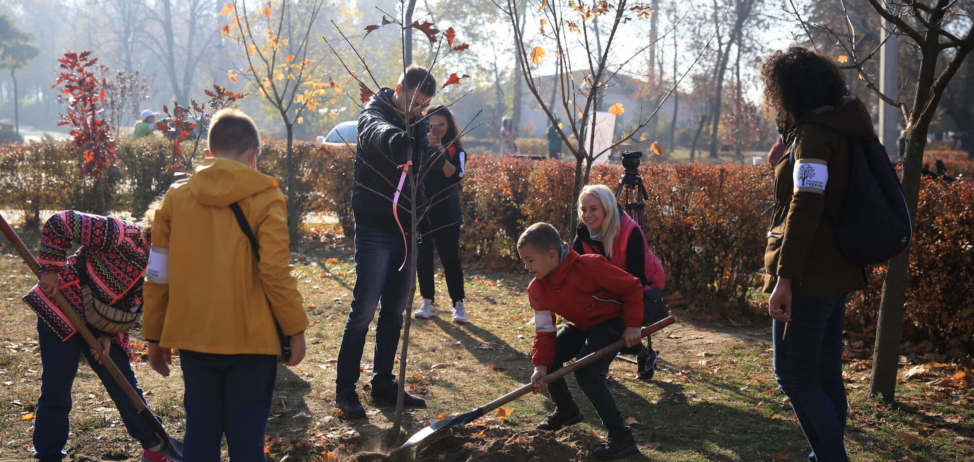 Дніпро долучився до глобального екопроєкту: у парках міста висадили сотні дерев
