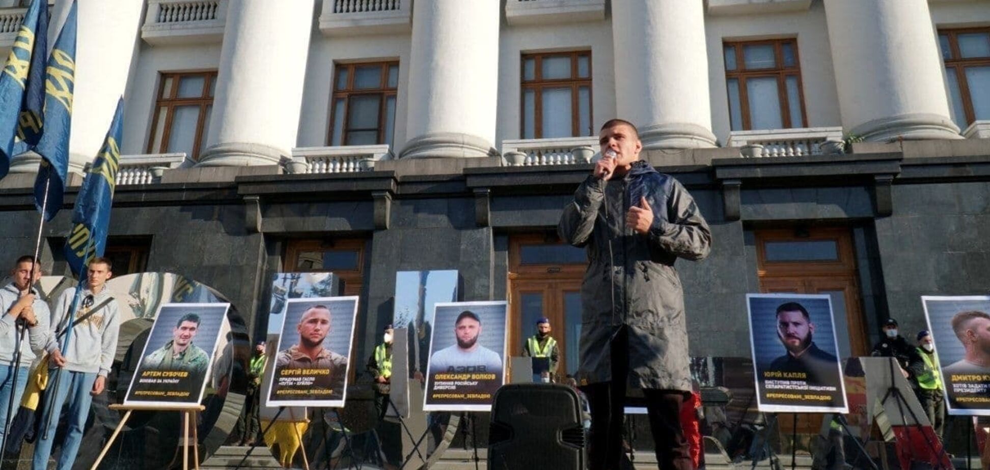 Нацкорпус приніс під Офіс президента фотографії ветеранів війни