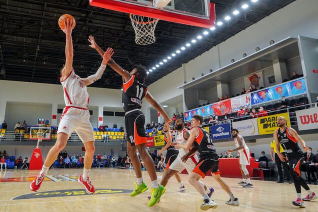 Уверенная победа чемпиона и заруба в Запорожье: результаты Суперлиги Windrose 8 октября