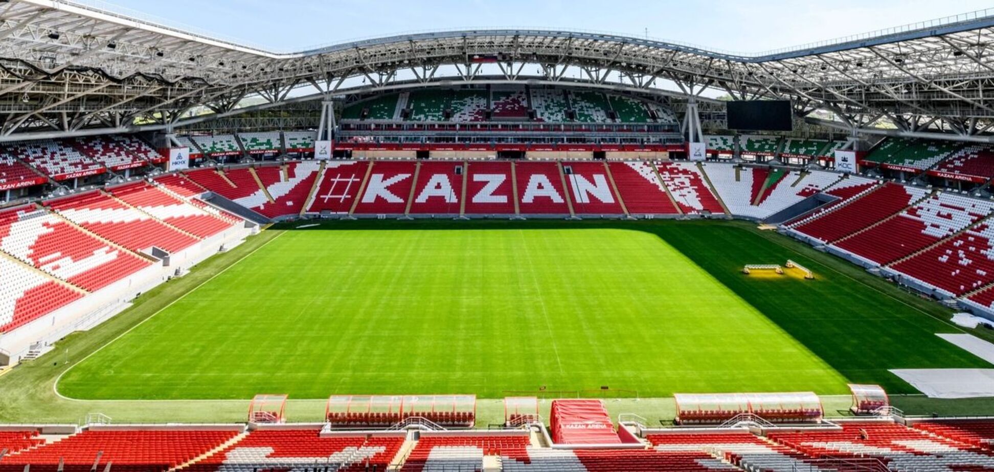 За два месяца не подготовили: поле матча Россия – Словакия зияет проплешинами