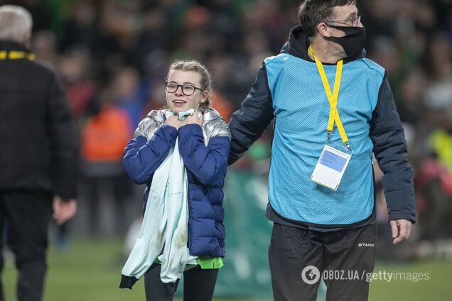 Роналду подарил футболку фанатке, которая выбежала на поле в Ирландии. Фото