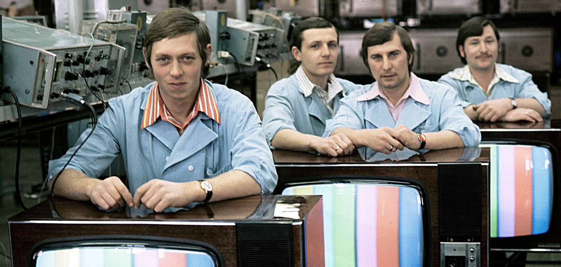 Нищие рабочие и дорогие товары: сколько в СССР зарабатывали