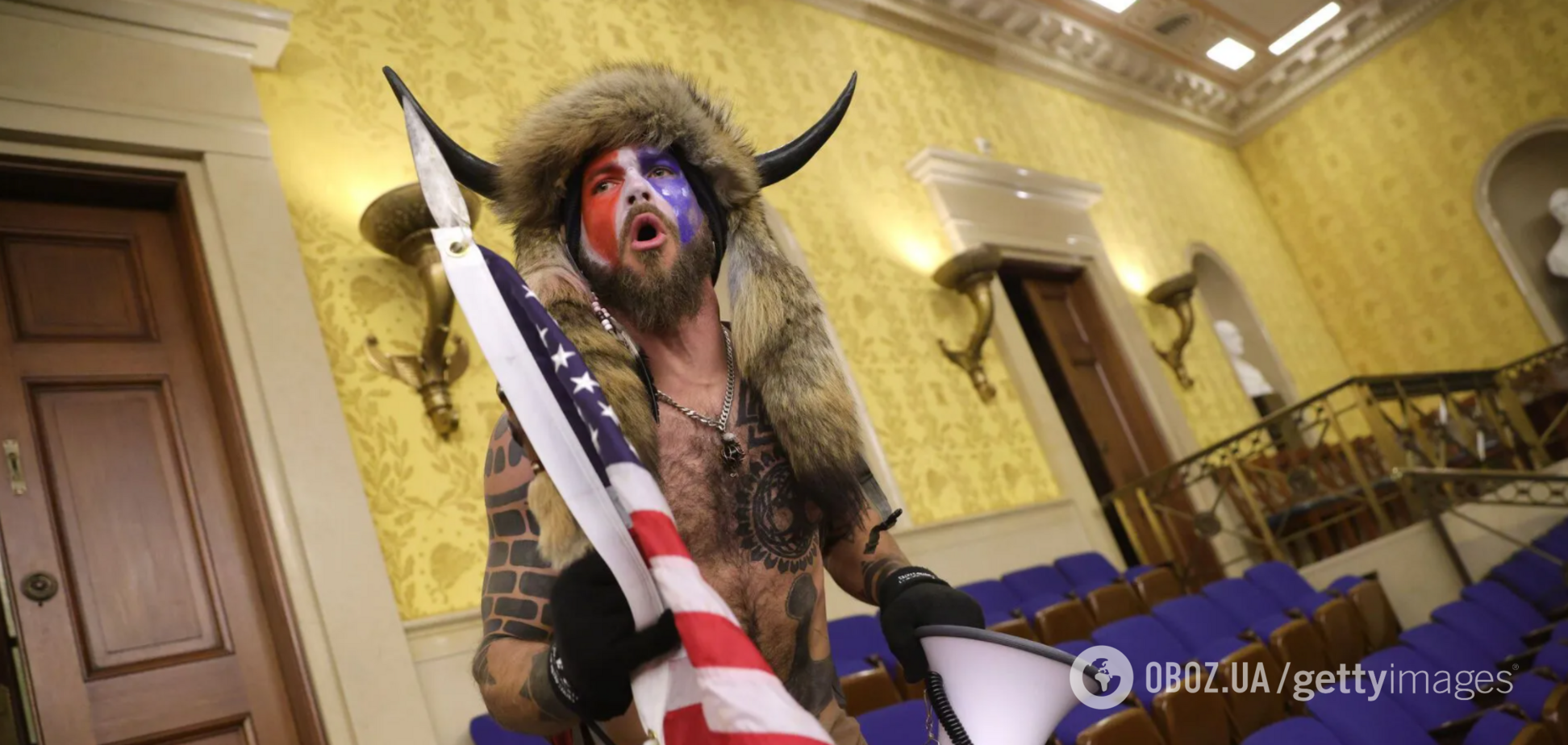 Сторонник Трампа и теорий заговоров 'шаман' получил тюремный срок за штурм Капитолия