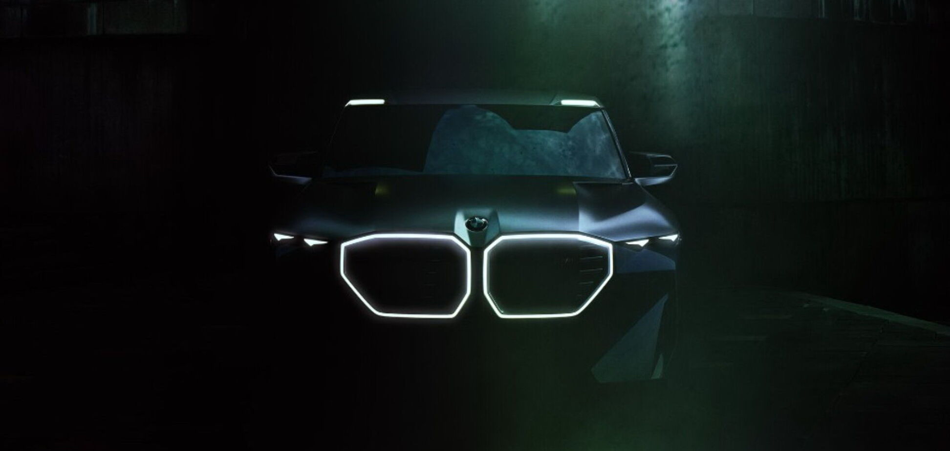 BMW показала перший тизер гібридного кросовера XM