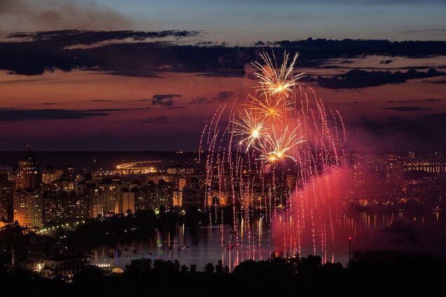 Підлітки знімали феєрверк на телефони