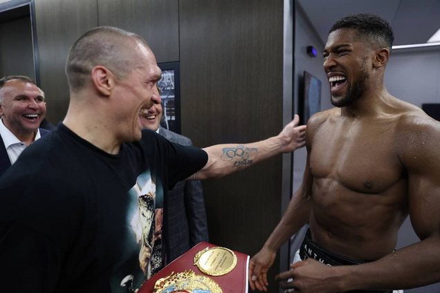 'Это хевивейт, ребята': Усику привезли его чемпионские пояса. Видео