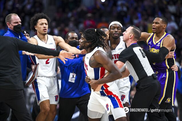 Кривава сутичка в НБА: зірковий Леброн Джеймс розбив супернику обличчя. Відео