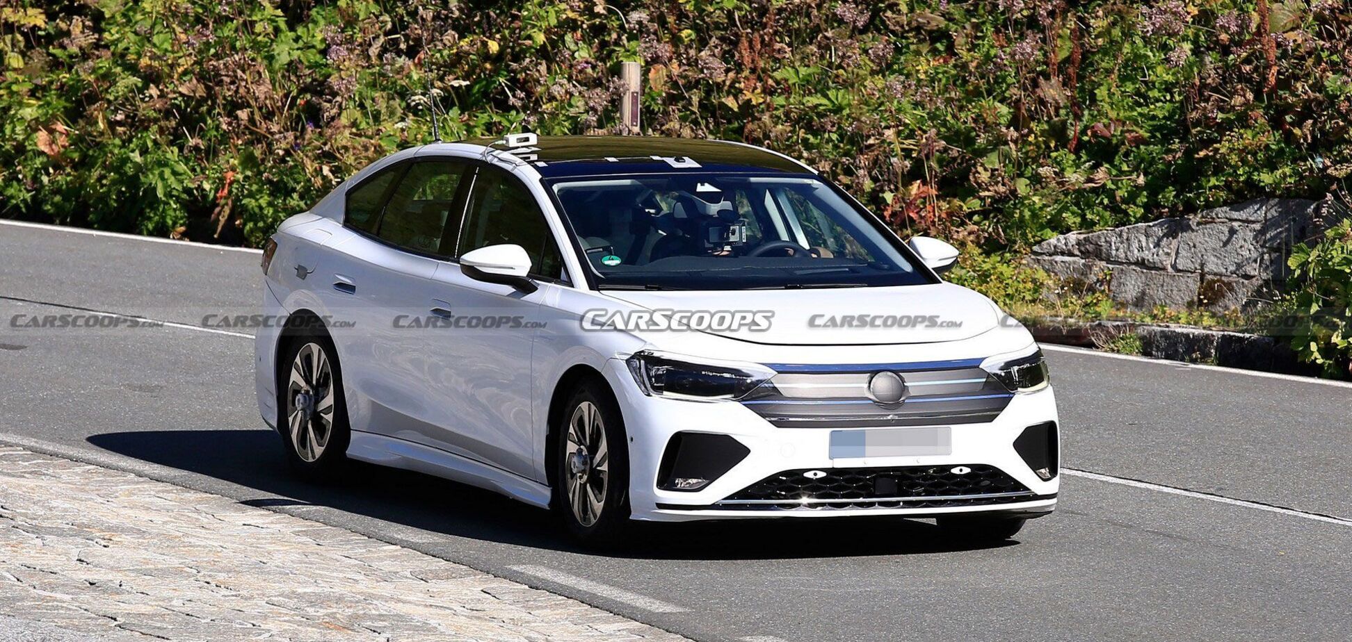 VW готує електричну заміну Passat