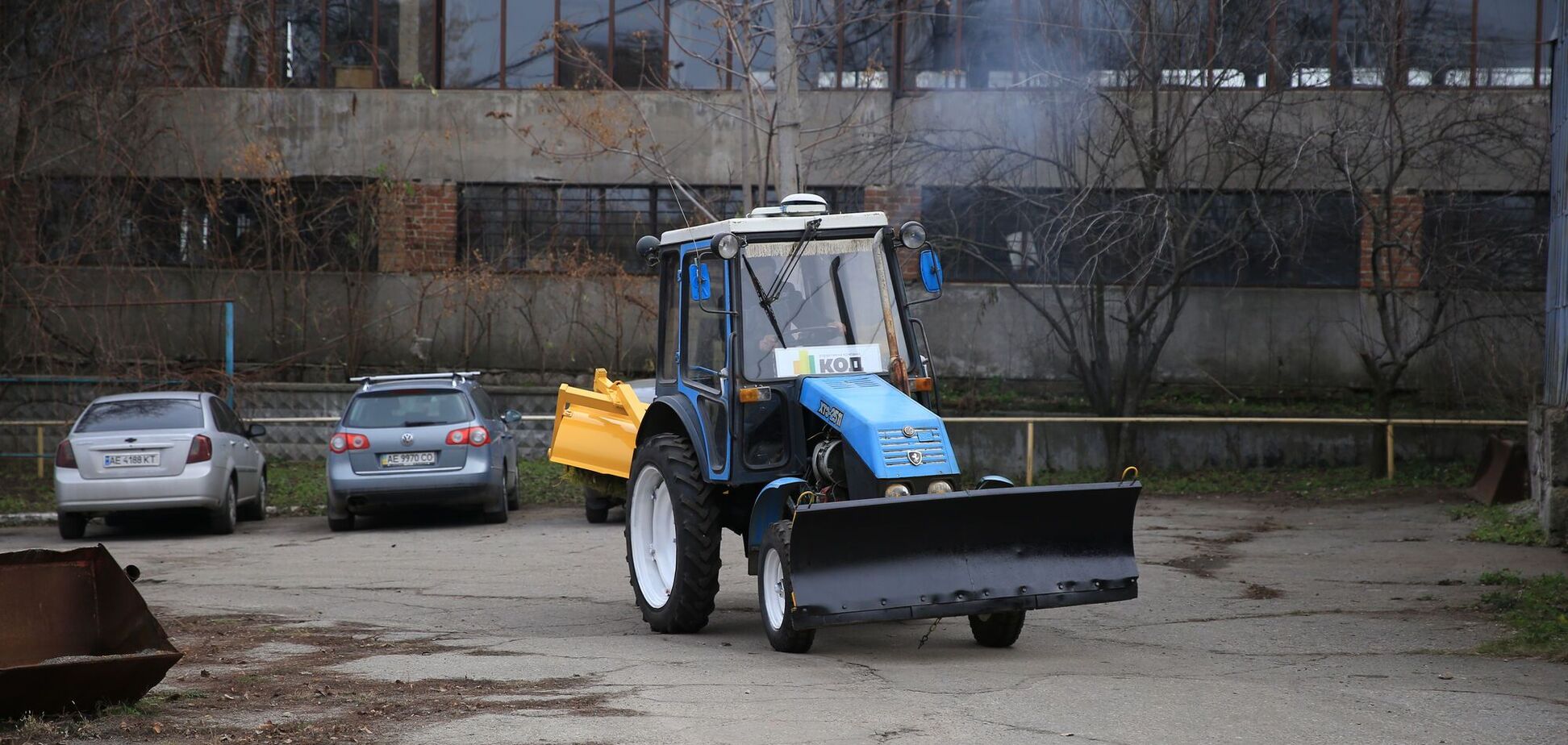 Спецмашины и снегоуборочные трамваи: как в Днепре подготовились к зимнему периоду