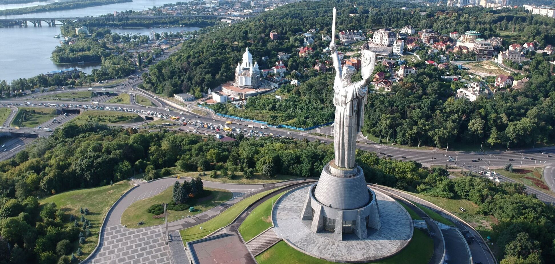 'Батьківщину-мати' хочуть переробити на статую патрона Києва