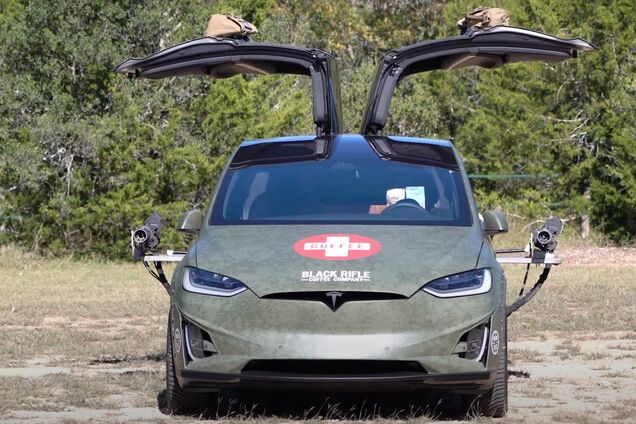 Tesla Model X оснастили двома кулеметами та кавомашиною. Відео