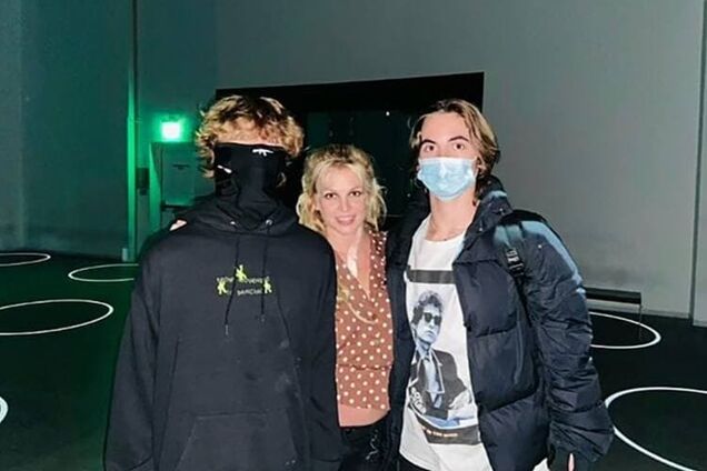 Бритни Спирс показала редкое фото со взрослыми сыновьями