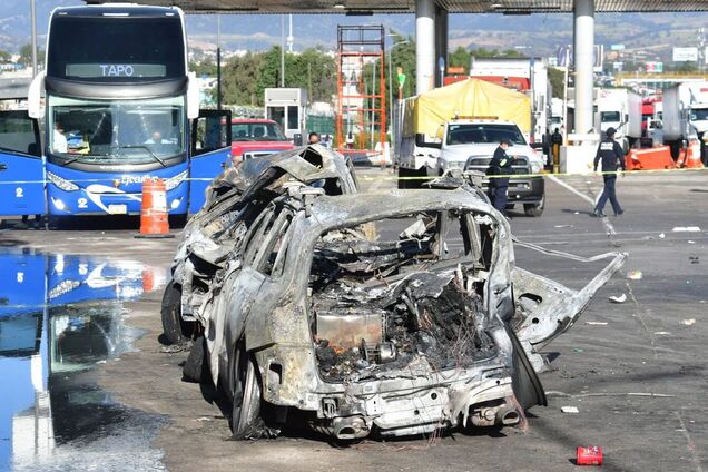 У Мексиці вантажівка протаранила автомобілі на трасі, загинули 19 людей. Відео моменту аварії