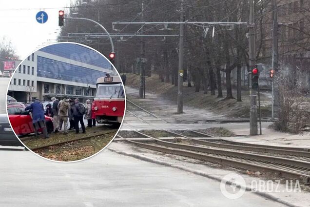 Машину відсунули пасажири трамвая