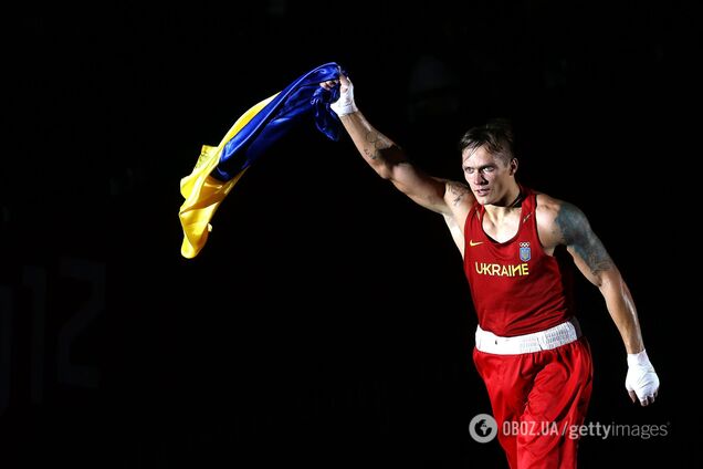 Александр Усик с флагом Украины в 2011 году