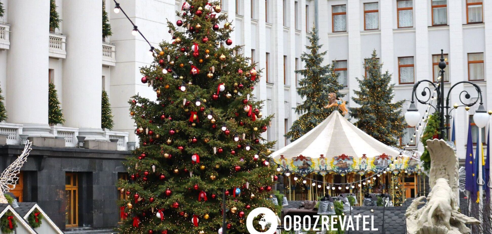 Возле Офиса президента установили новогоднюю елку