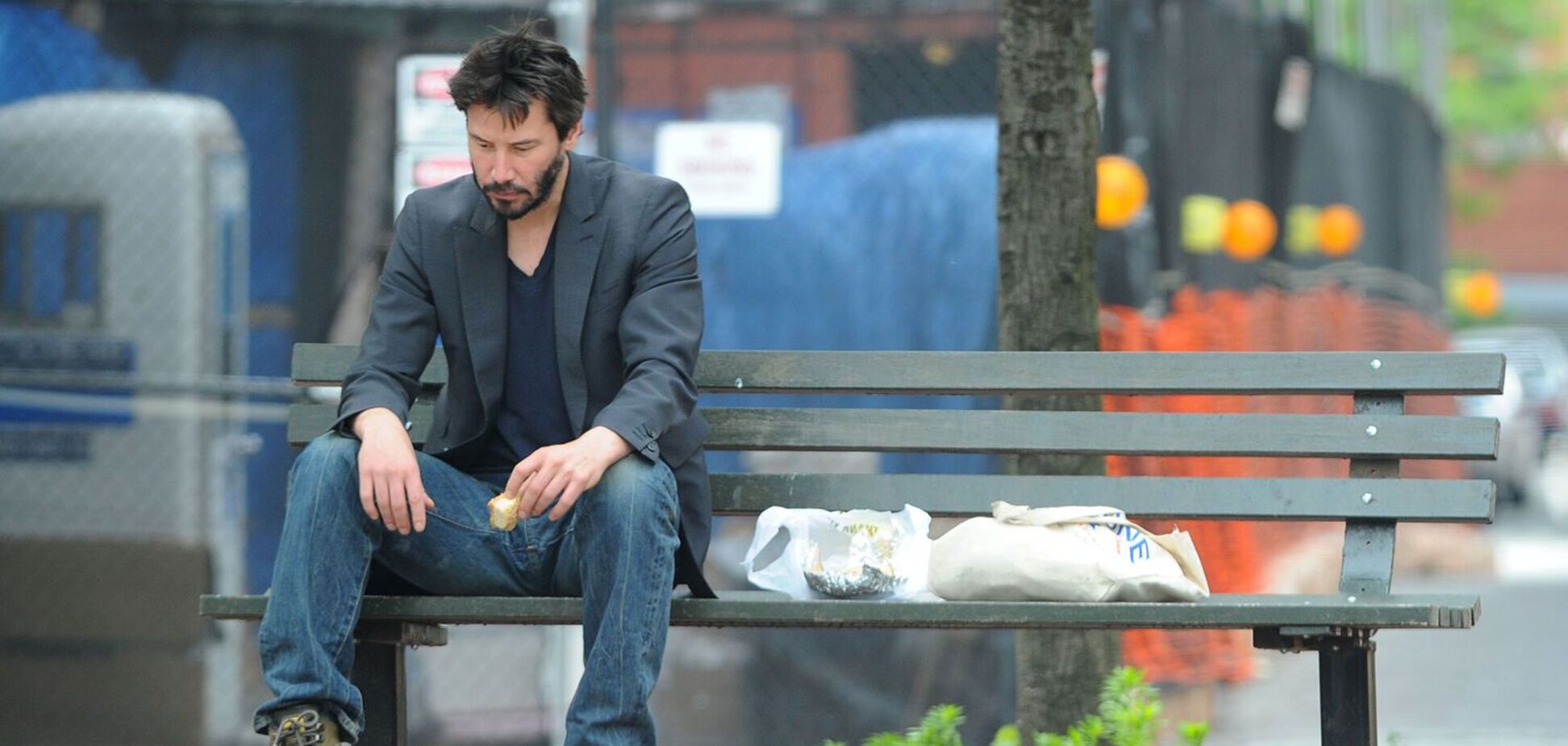 Кіану Рівз розкрив секрет легендарного мему, де він сумний сидить на лавці