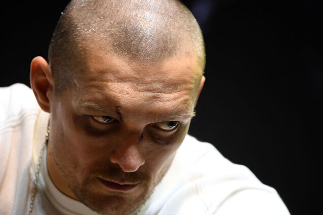 Усик показал, как решает вопросы в Эмиратах. Видео