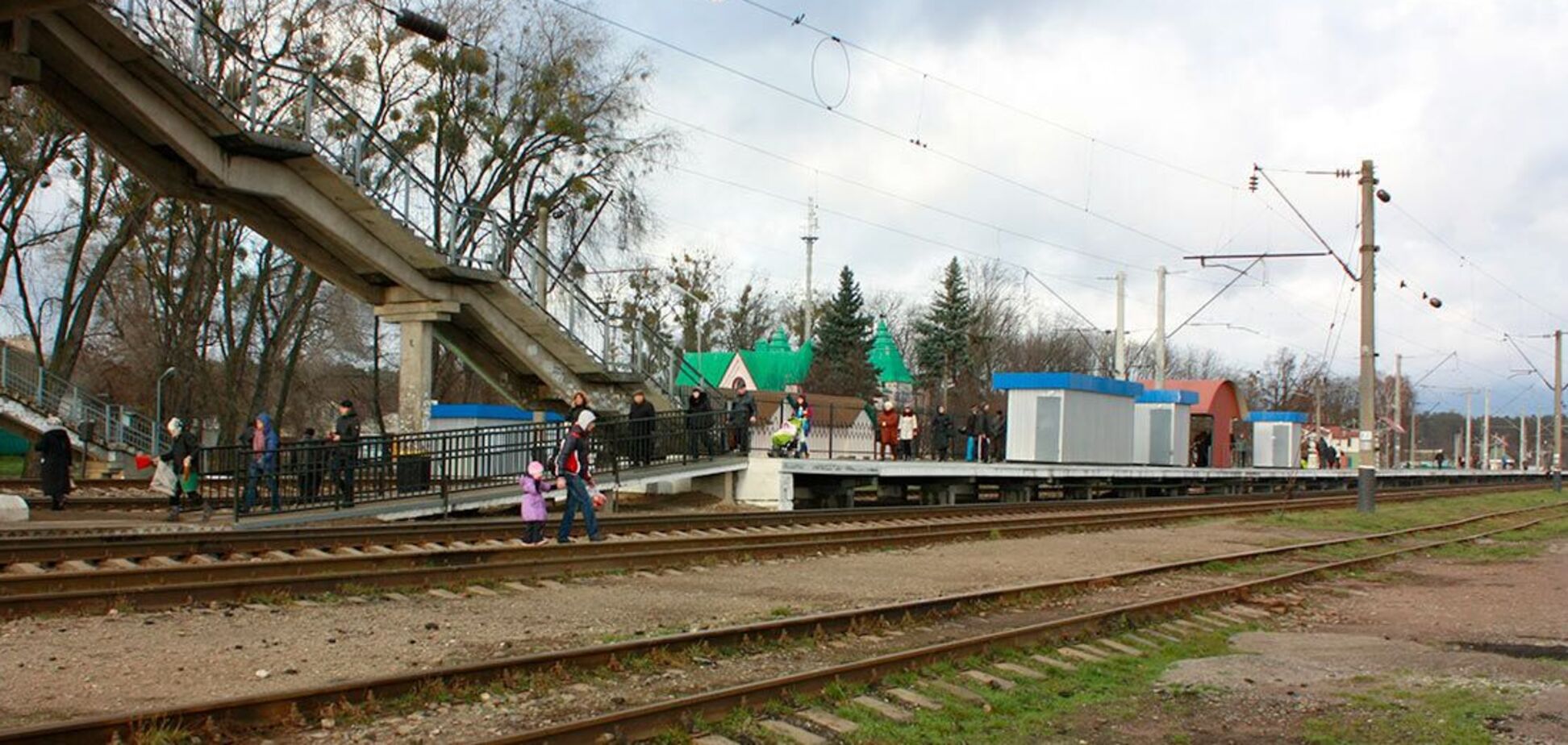 Поряд із місцем події був пішохідний міст