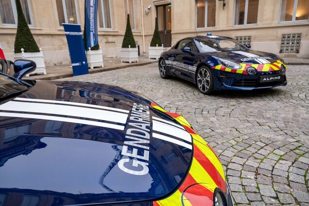 Французька поліція отримала перші два спорткари Alpine A110