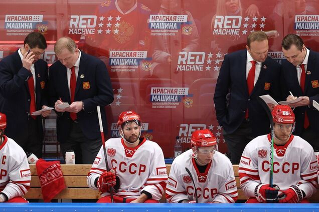 Российская хоккейная команда в форме сборной СССР