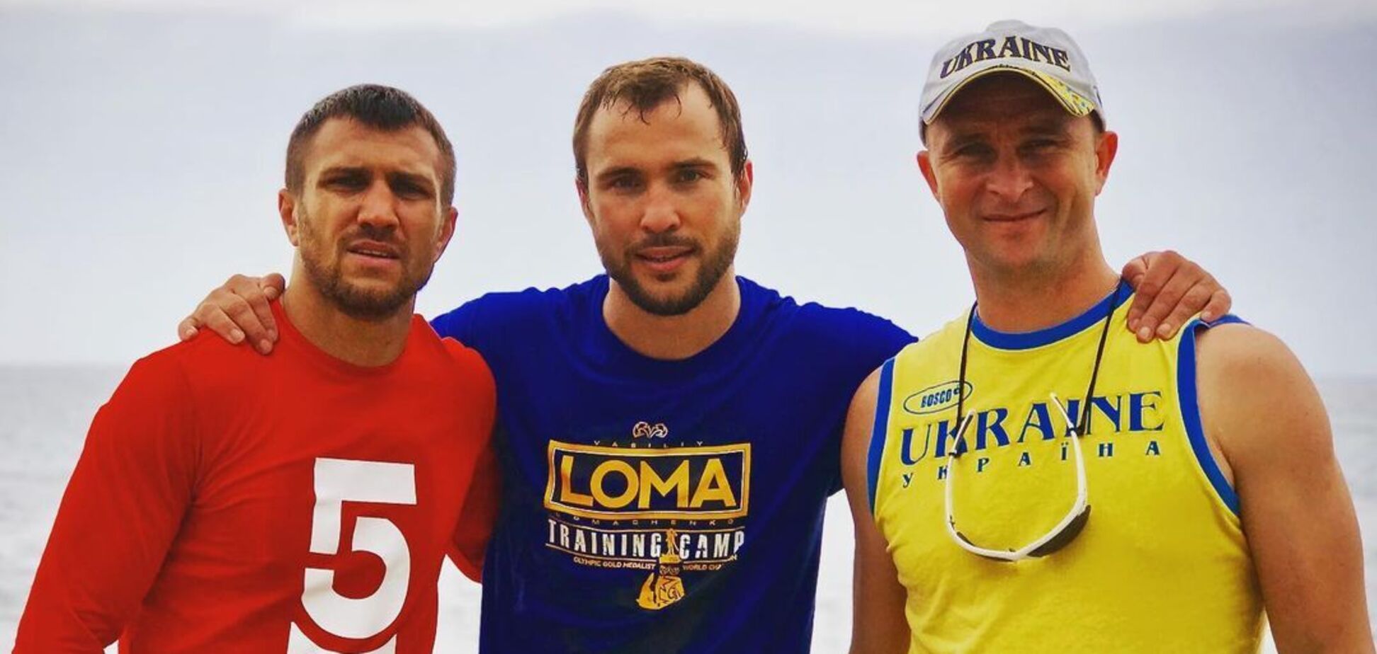 Российский боксер поддержал Ломаченко в выходе с флагом своего города на ринг