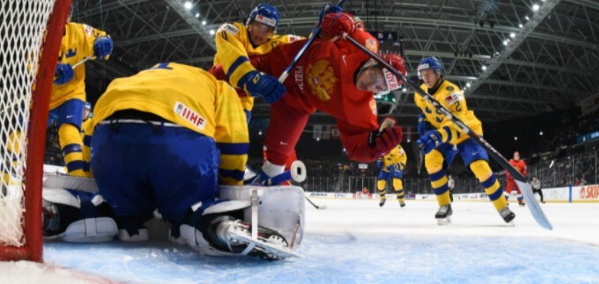 'Самый удивительный гол, который вы видели': на ЧМ по хоккею россияне забросили необычную шайбу