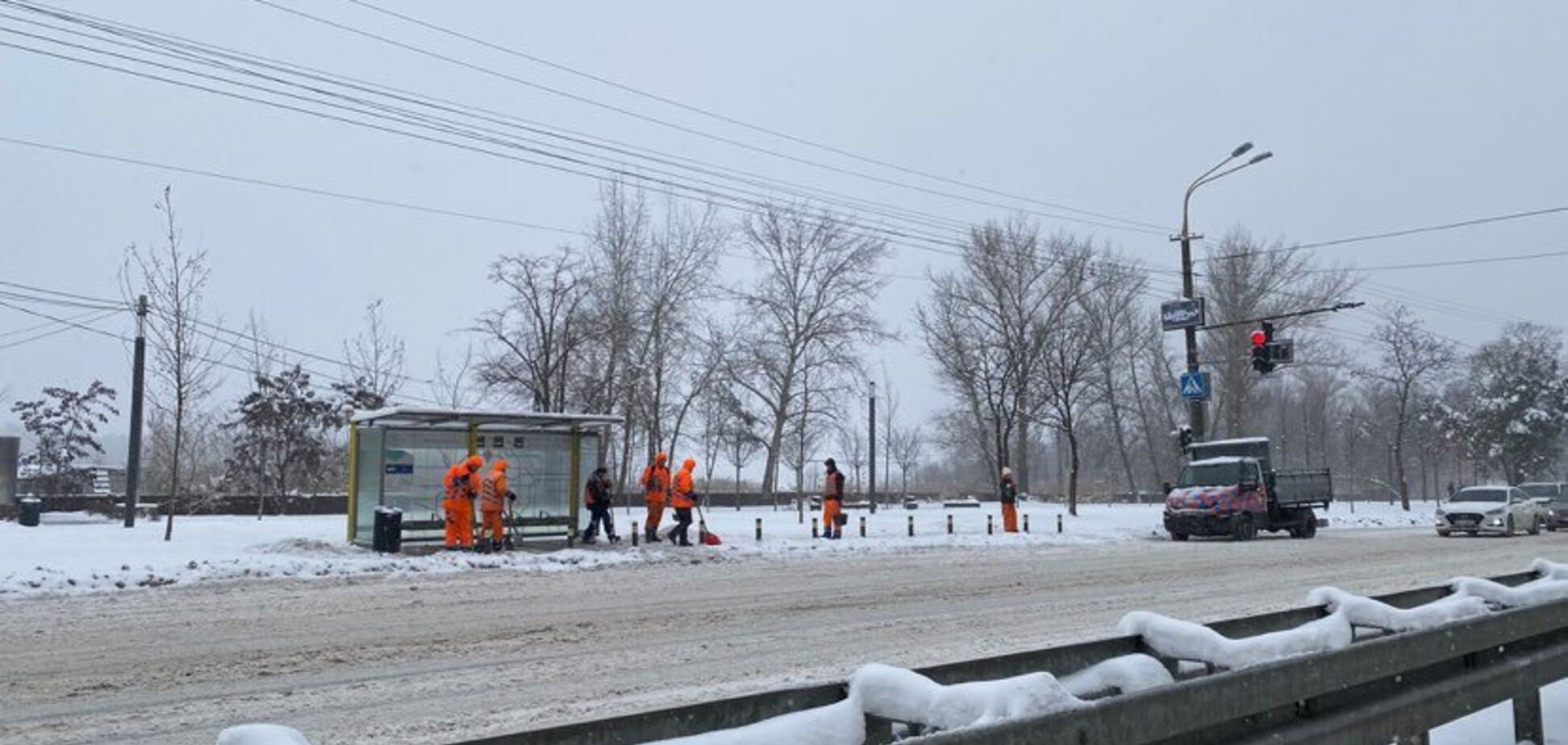 Днепр борется с аномальным снегопадом: на улицах города работают 130 единиц спецтехники