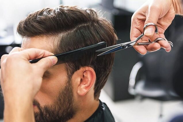 Перукар зробив клієнту нову зачіску та омолодив його на 20 років. Фото до та після