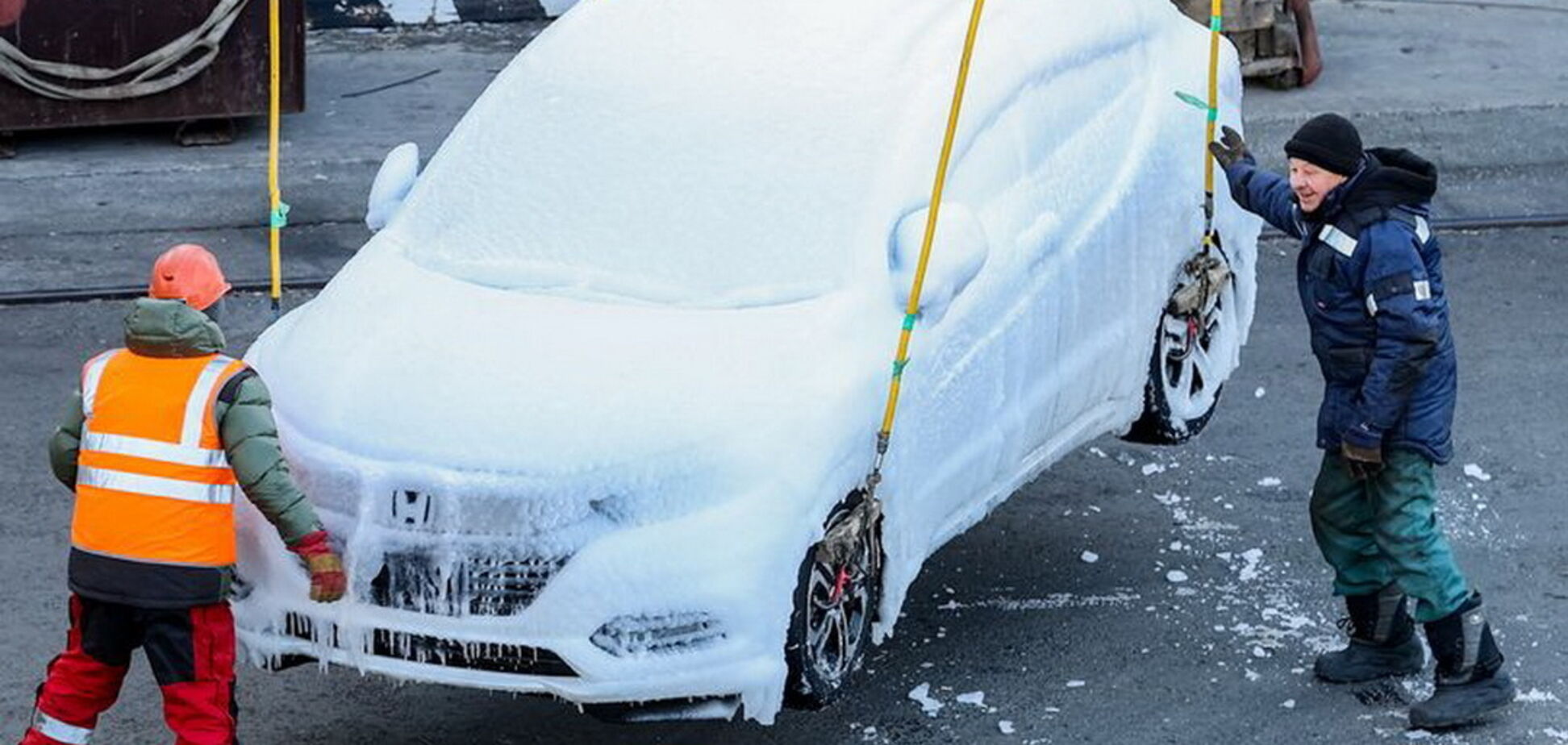 Партия авто из Японии превратилась в ледяные скульптуры. Видео