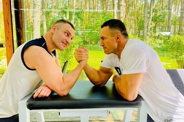 Владимир Кличко после записи в бригаду обороны Киева показал ретро-фото с братом