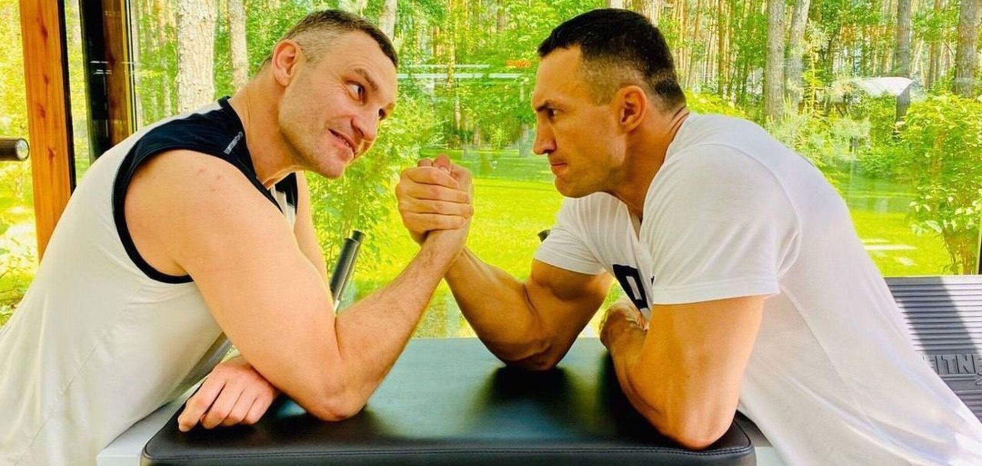 'Два поколения Кличко': появилось семейное фото братьев