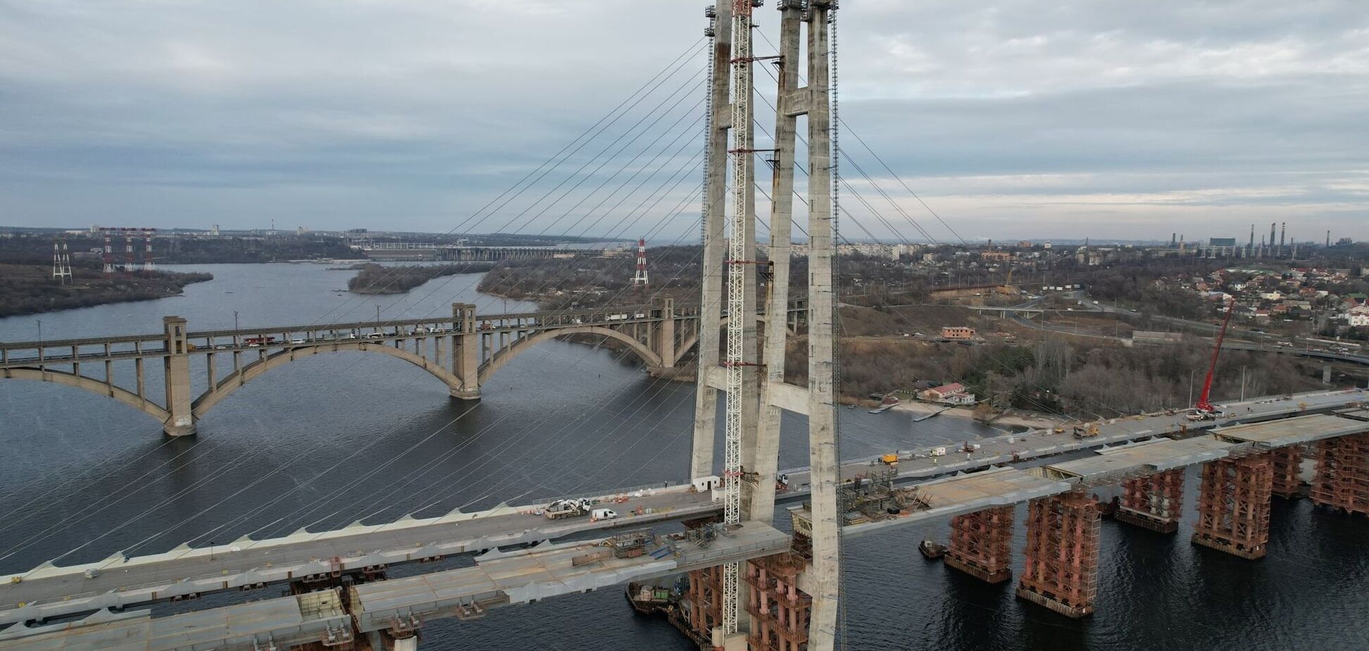 'Большая стройка' Зеленского достраивает вантовый мост в Запорожье, уже закрепили все 48 вантов