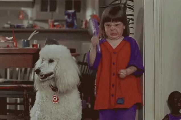 Как сейчас выглядит злая девочка с расческой из популярного мема. Фото