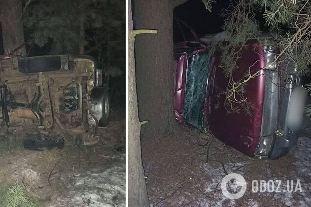 Машина въехала в дерево и перевернулась