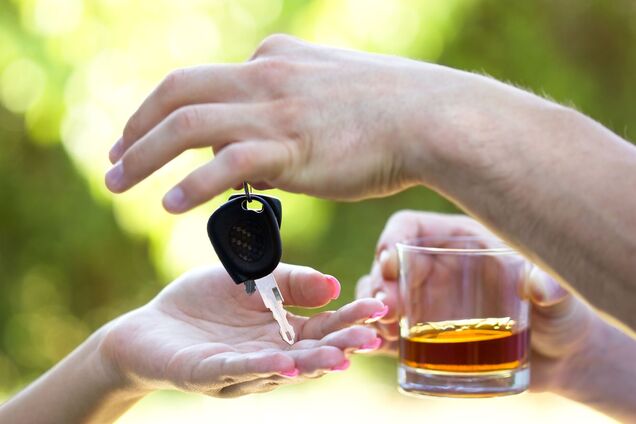 Алкоголь та авто несумісні: коли можна сідати за кермо після застілля