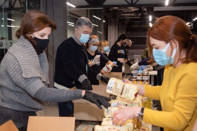 Порошенко поздравил украинских волонтеров: низкий поклон каждому, кто стал надежным тылом для наших защитников