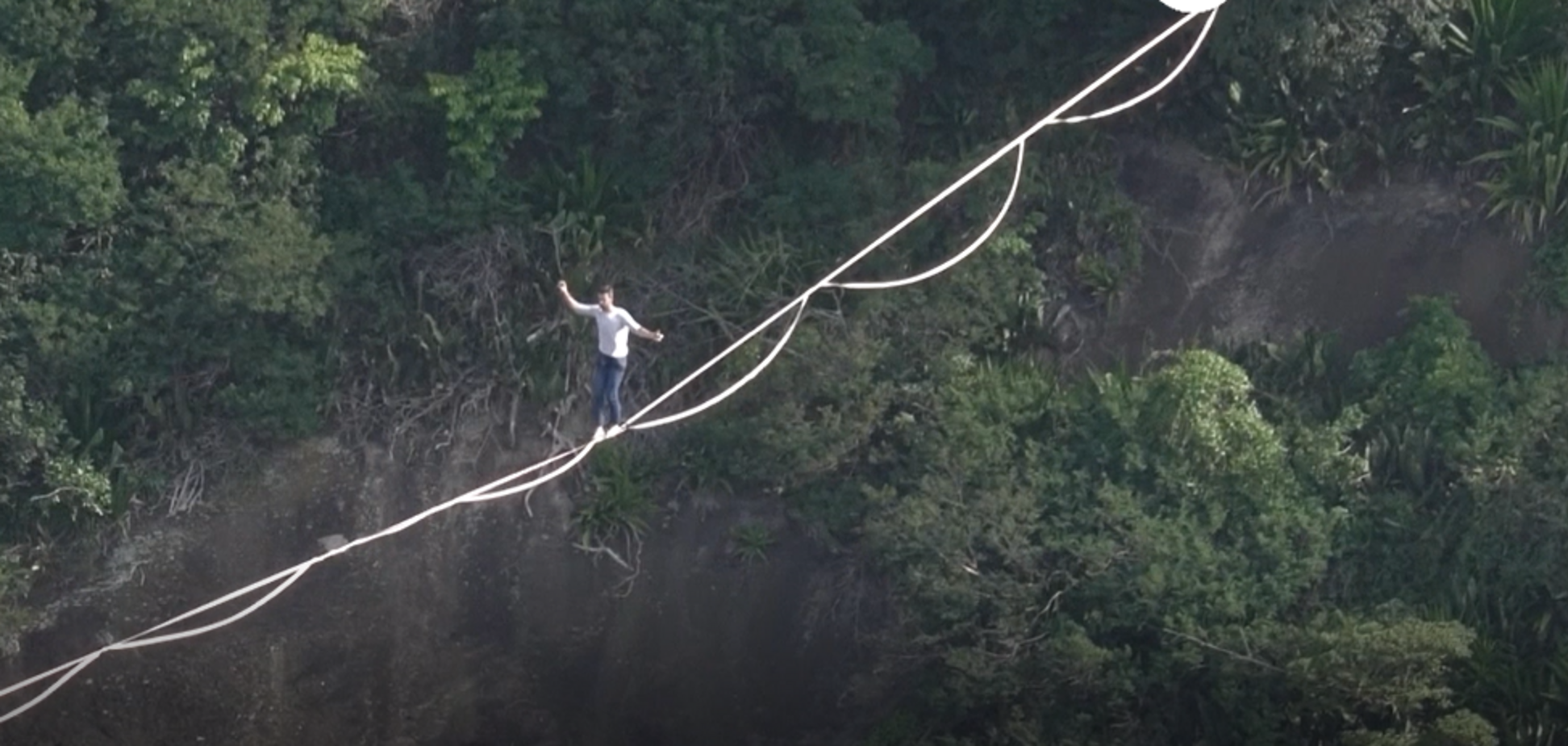 В Бразилии канатоходец прогулялся по веревке между двумя холмами