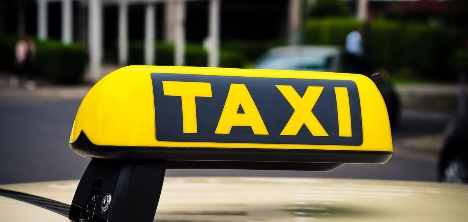 Пассажиры извинились перед таксистом за свое поведение