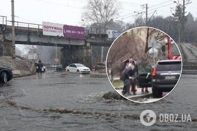 Конфлікт почався через те, що машина облила пішохода водою