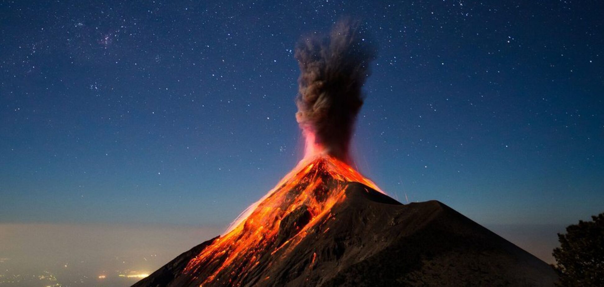 За спиной туриста внезапно начал извергаться вулкан. Видео